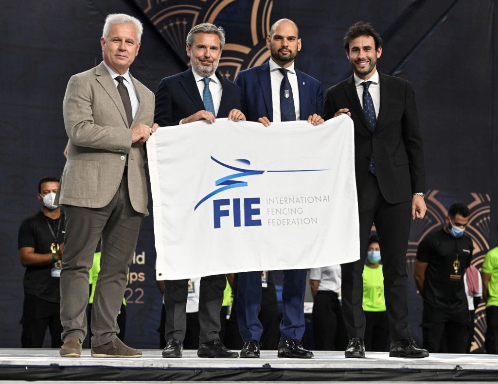 Verso il Mondiale 2023, Milano riceve la bandiera della Federazione Internazionale di Scherma