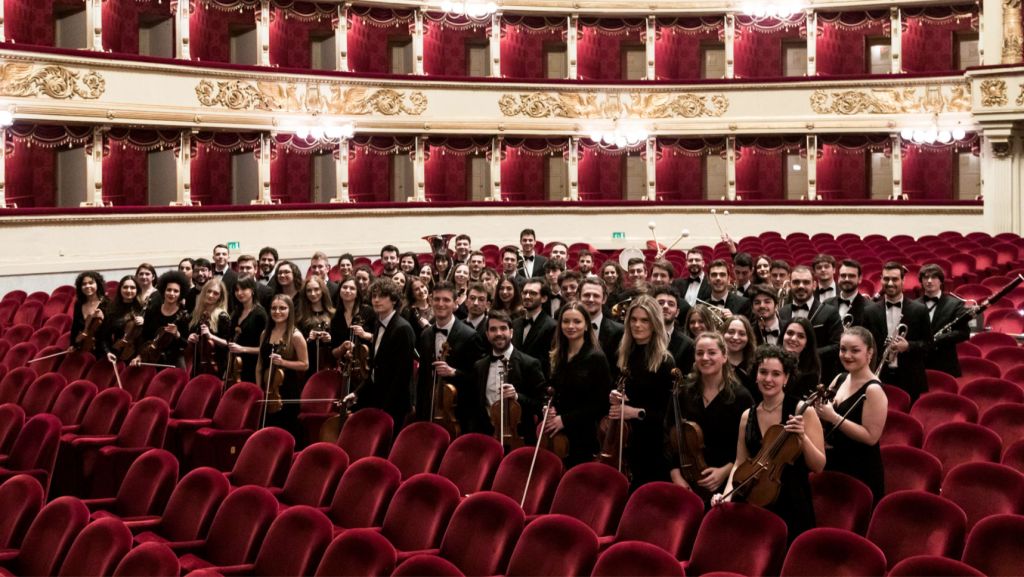 Incantesimi musicali: L'Oiseau de feu unisce danza e sinfonia con la magia di Stravinskij e Čajkovskij
