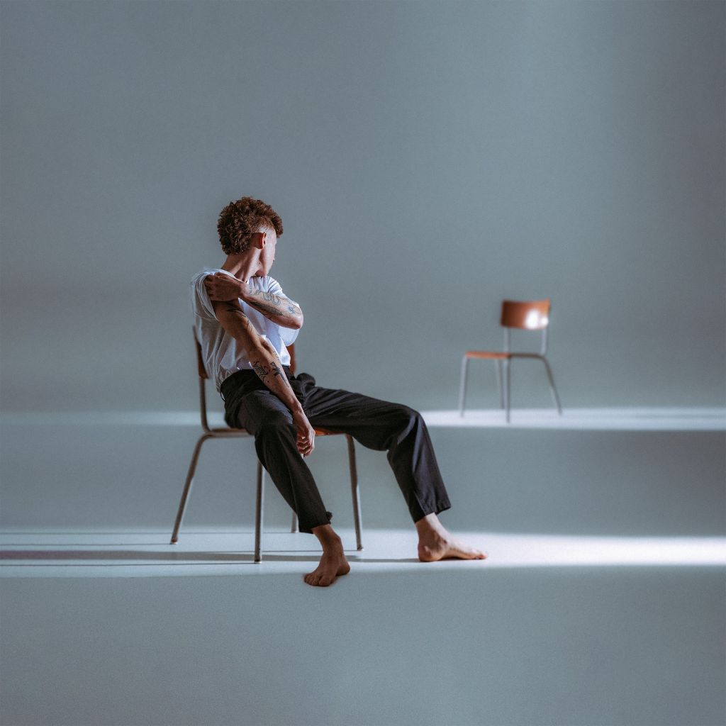 Nuovo Singolo di Wax: 'Primo al Mondo' Segna l'Inizio di un Emozionante Percorso