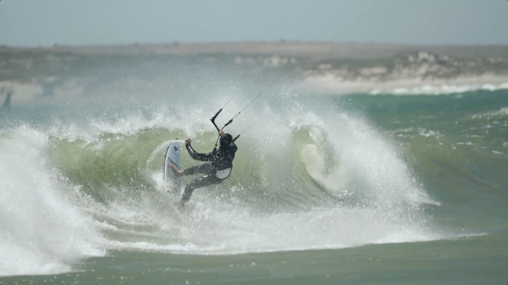 Foto e Trailer - Wings & Waves, sfida in Sardegna tra kiteboarding e wingfoiling