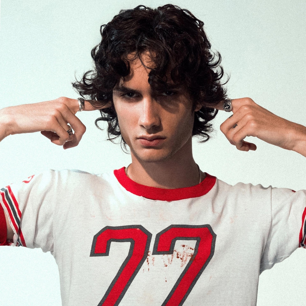 Video – Sombr tops charts with I Barely Know Her and sold-out tour