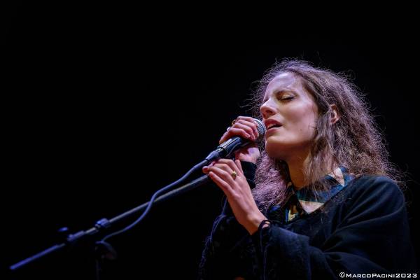 Talèa annuncia “Aura”, il suo album d'esordio ispirato dall'emicrania con aura.