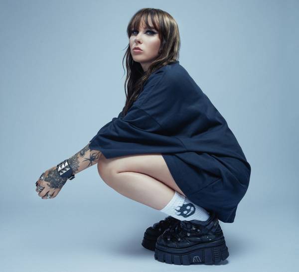 Kenya Grace: La Star Inglese che Sta Conquistando il Mondo con 'Strangers'