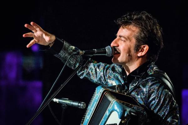 Peppe Voltarelli in Concerto all'Auditorium Bianca d'Aponte di Aversa: Celebrazione dei Compleanni e Aperte le Iscrizioni al Premio Bianca d'Aponte per Cantautrici