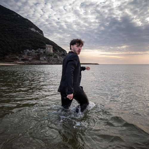 Dennis, il nuovo singolo ''Hooligans'' esce il 28 febbraio