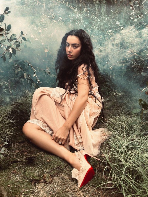 Sport, cinema e passione nell'attesa: Charli XCX lancia “Chains Of Love” per il film “Wuthering Heights” - Trailer