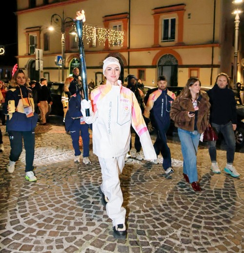 Arisa porta la fiamma olimpica nella sua Potenza lungo il cammino di Milano Cortina 2026